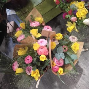 L'attrape fleurs, fleuriste vous propose la livraison de fleurs, création compositions florales, décorations de mariages et vitrines près de Villefranche-sur-Saône, Liergues Pierres Dorées et Limas.