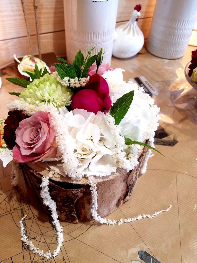 L'attrape fleurs, fleuriste vous propose la livraison de fleurs, création compositions florales, décorations de mariages et vitrines près de Villefranche-sur-Saône, Liergues Pierres Dorées et Limas.