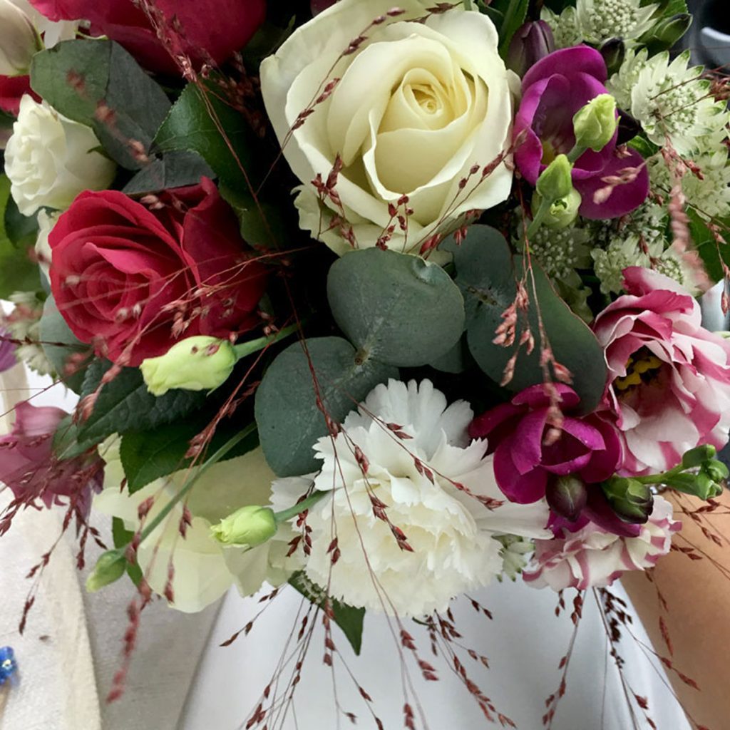 Magasin de fleurs L'Attrapfleur, fleuriste à Villefranche vous propose la composition, vente et livraison de bouquets pour vos mariages
