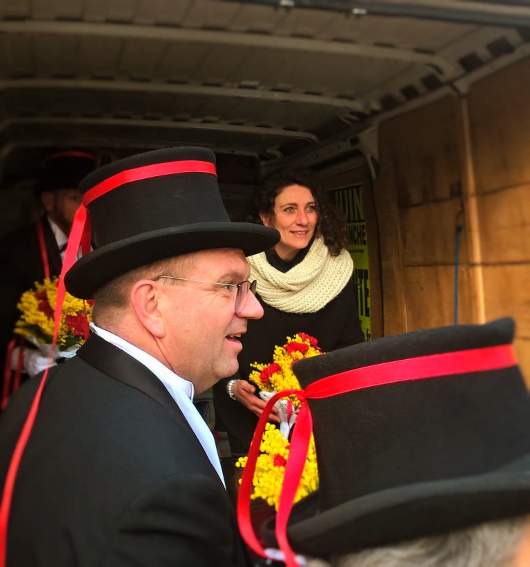 L'attrape fleurs, fleuriste vous propose la livraison de fleurs, création compositions florales, décorations de mariages, conscrits et vitrines près de Villefranche-sur-Saône, Liergues Pierres Dorées et Limas.