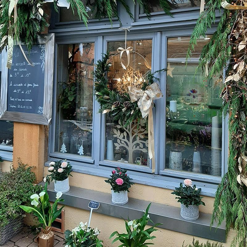 Magasin de fleurs L'Attrapfleur, fleuriste vous propose la décoration de vitrines à Villefranche-sur-Saône et la création de bouquets